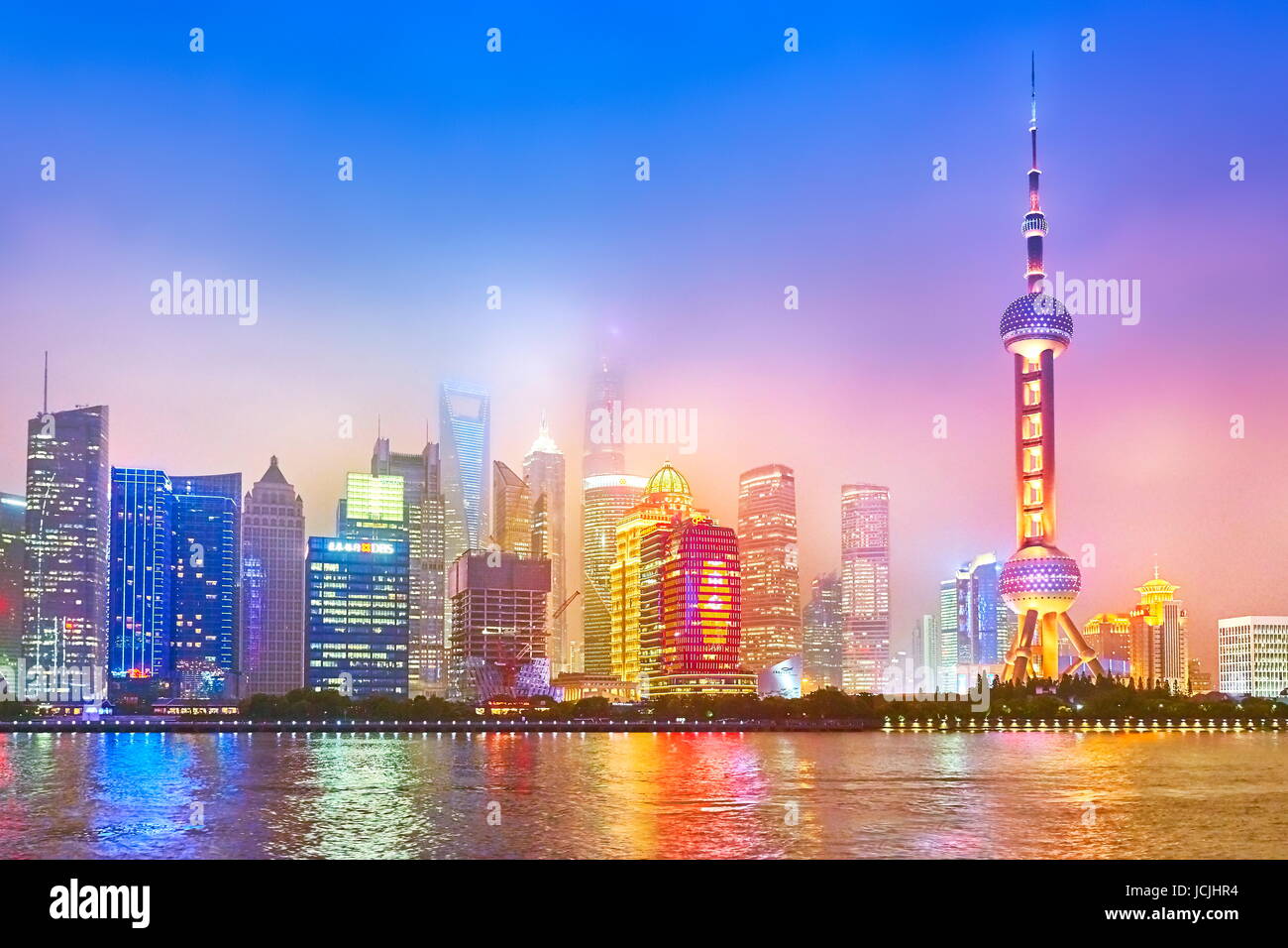 Bankenviertel Skyline auf dem Huangpu-Fluss, Pudong, Shanghai, China Stockfoto