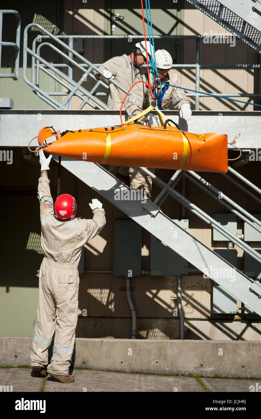 Crews üben Graben, Rohr, Tunnel und Raum Rettung auf einem Industriegelände beschränkt. Stockfoto