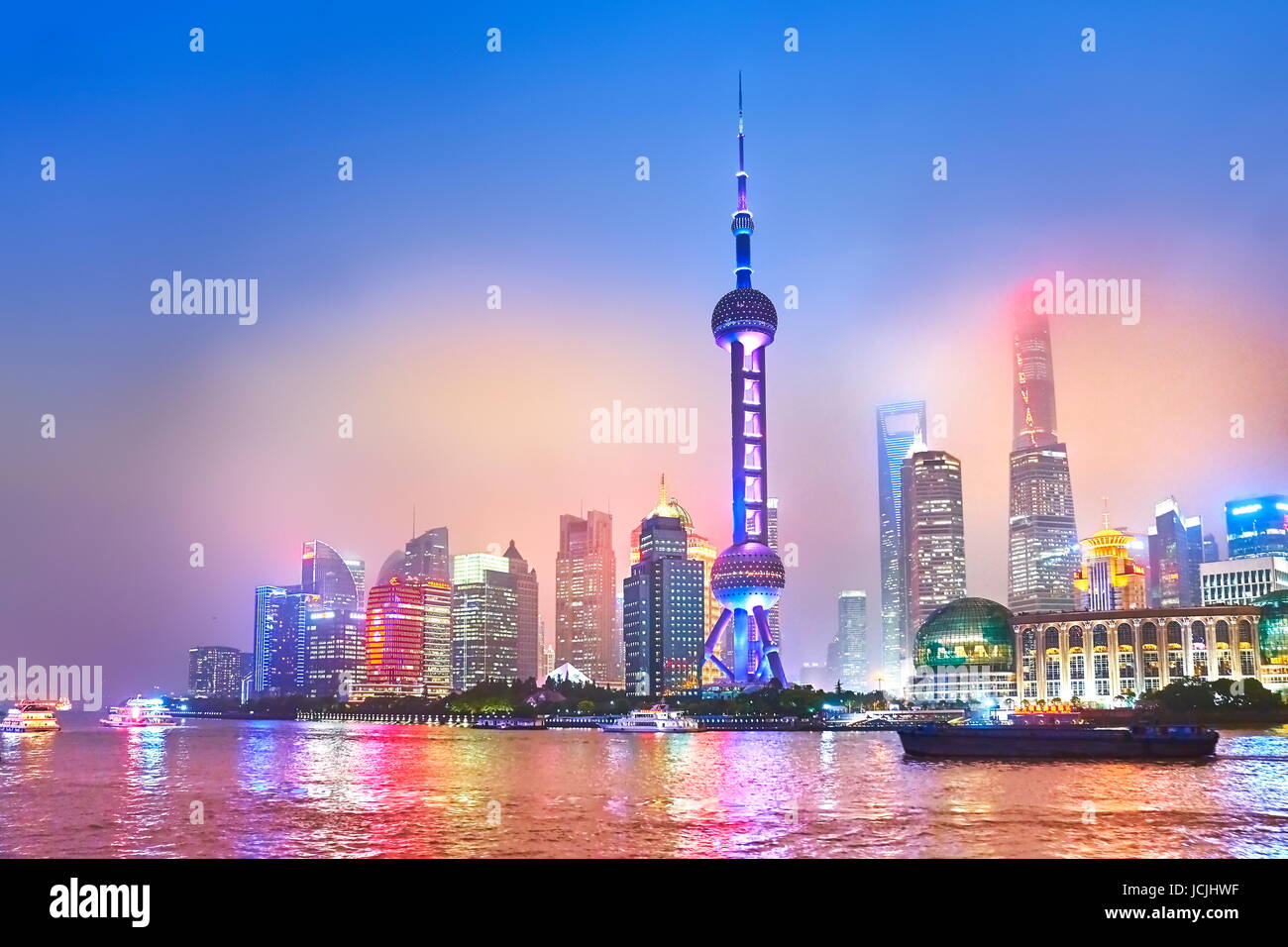 Bankenviertel-Skyline am Fluss Huangpu, Shanghai, China Stockfoto