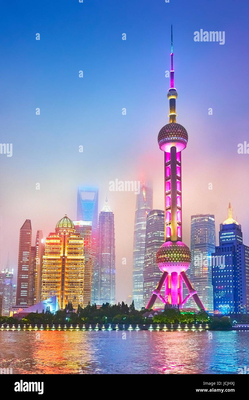 Abends Blick auf Oriental Pearl TV Tower, Pudong, Shanghai, China Stockfoto