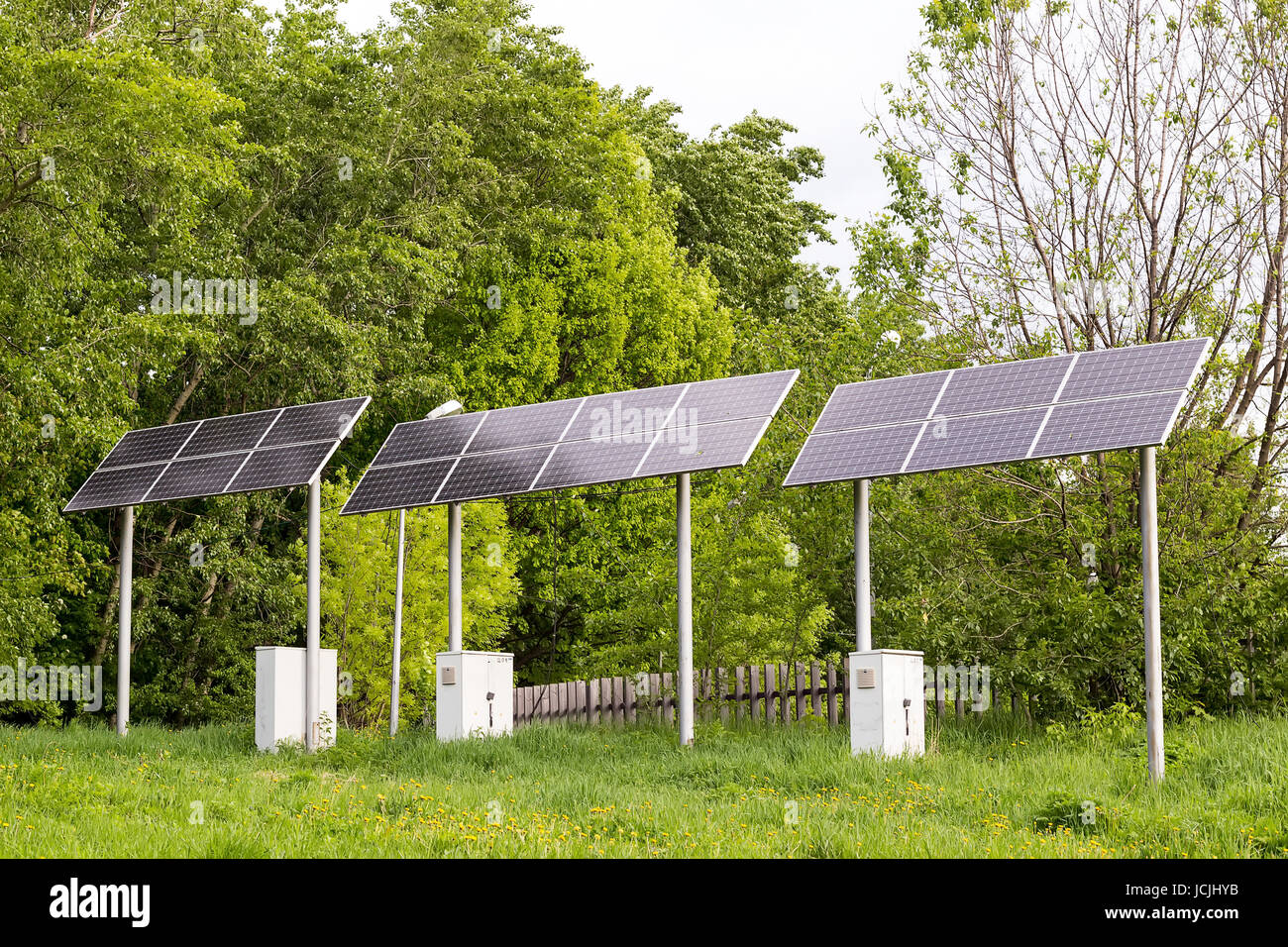 Solar array im Park für Schiene Beleuchtung Stockfoto