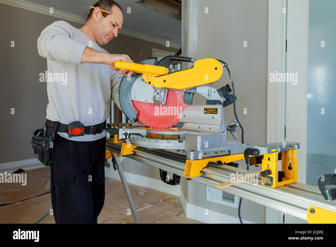 Mann Schneiden von Holz auf elektrische Säge Stockfoto