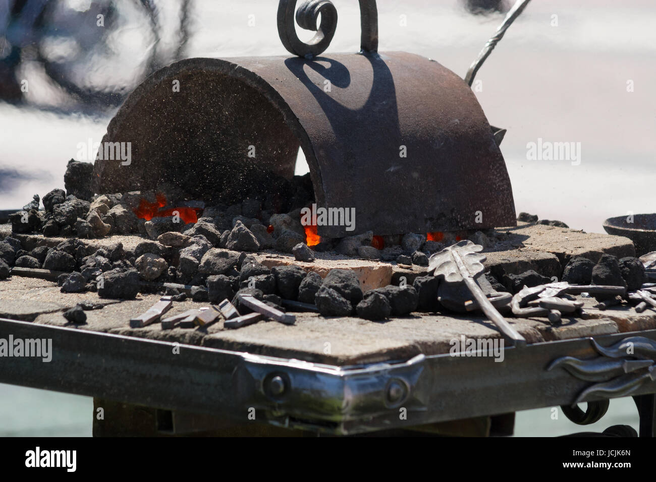 Der Schmied-Ofen mit Kohle Stockfoto