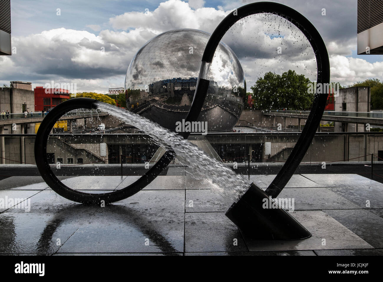PARIS FRANKREICH - CITÉ DES SCIENCES ET DE L'INDUSTRIE - GEODE KUGEL - Brunnen - PARIS PARC DE LA VILLETTE © Frédéric BEAUMONT Stockfoto