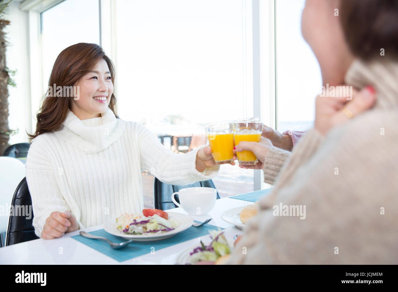 Porträt des Lächelns Mitte im Alter Frauen am buffet Stockfoto