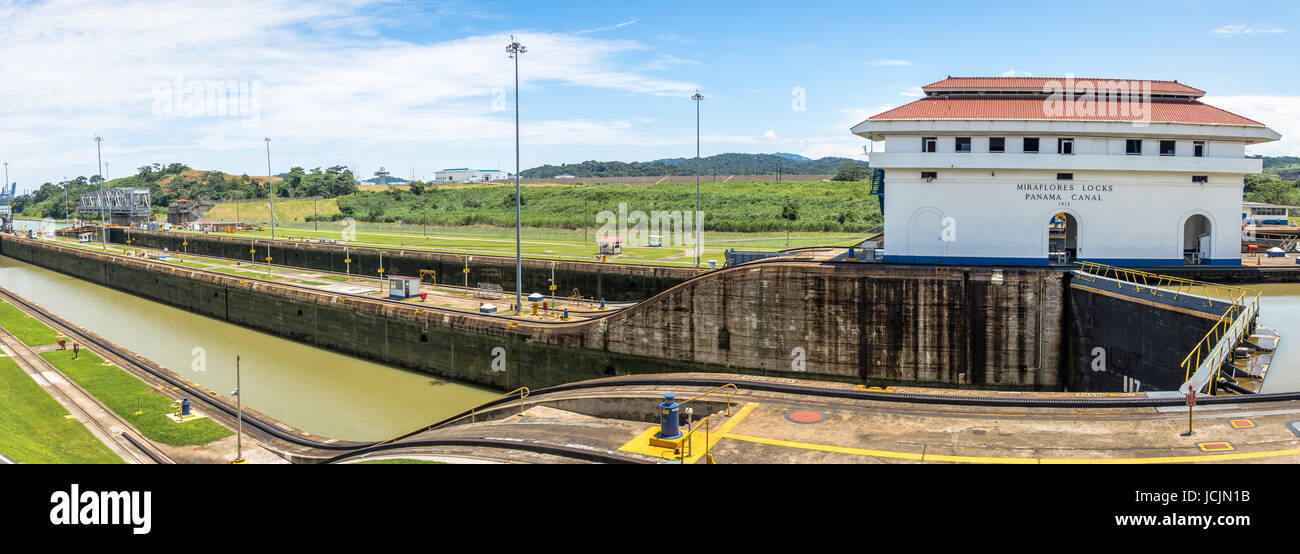 Panorama des Panama-Kanals im Miraflores Schleusen - Panama-Stadt, Panama Stockfoto