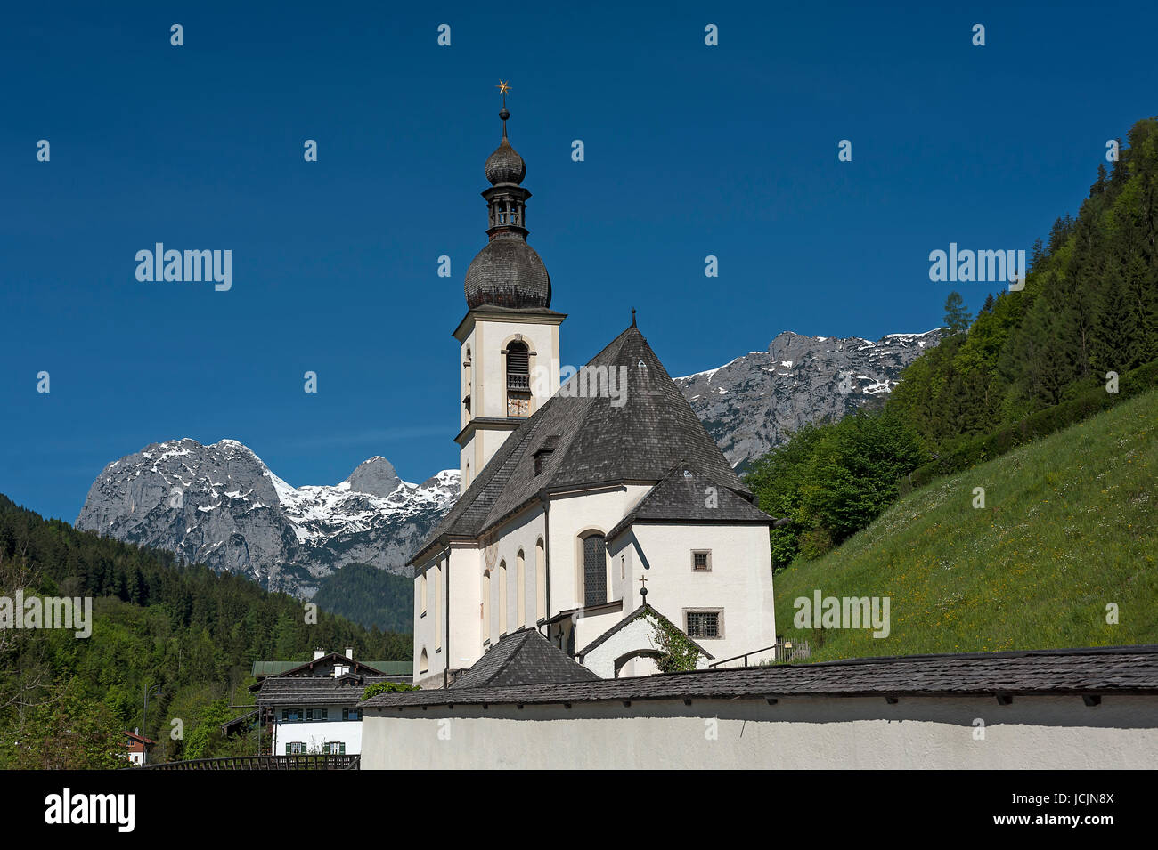 Pfarrkirche St. Sebastian, hinten die Reiteralpe, Ramsau, Berchtesgadener Land, Oberbayern, Deutschland Stockfoto