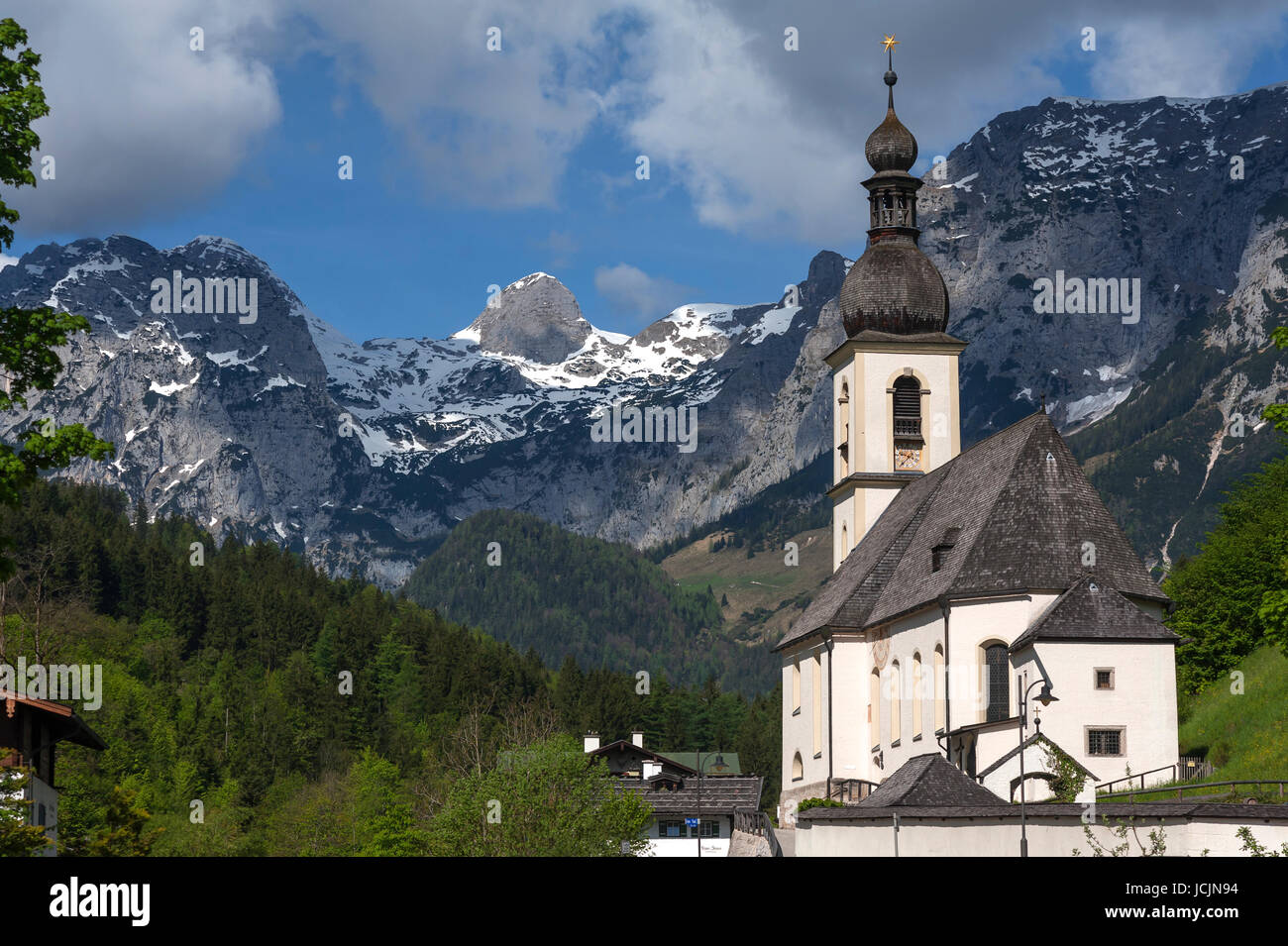 Pfarrkirche St. Sebastian, hinten die Reiteralpe, Ramsau, Berchtesgadener Land, Oberbayern, Deutschland Stockfoto
