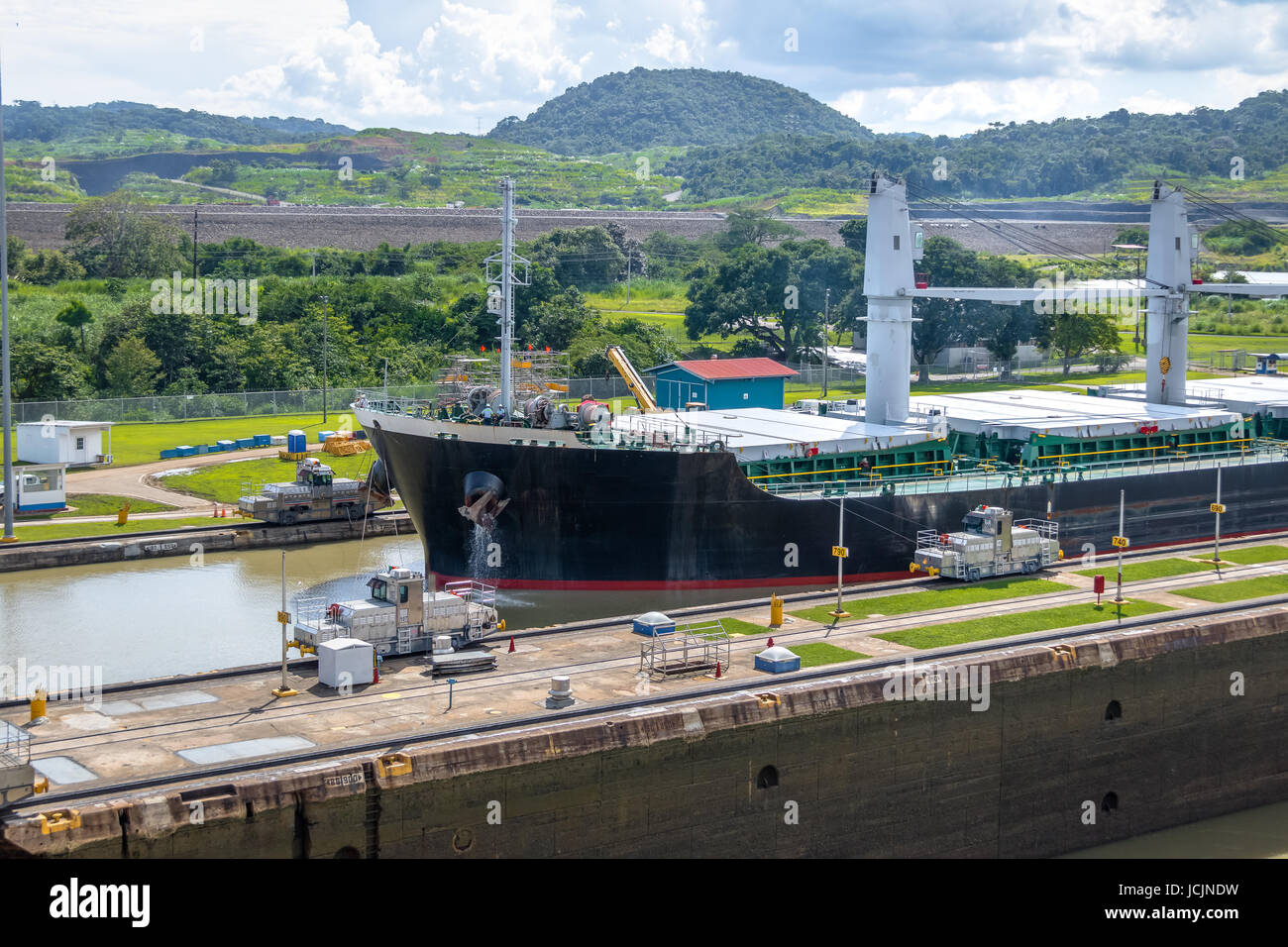 Schiff durch Panama Kanal in Miraflores Schleusen - Panama-Stadt, Panama Stockfoto