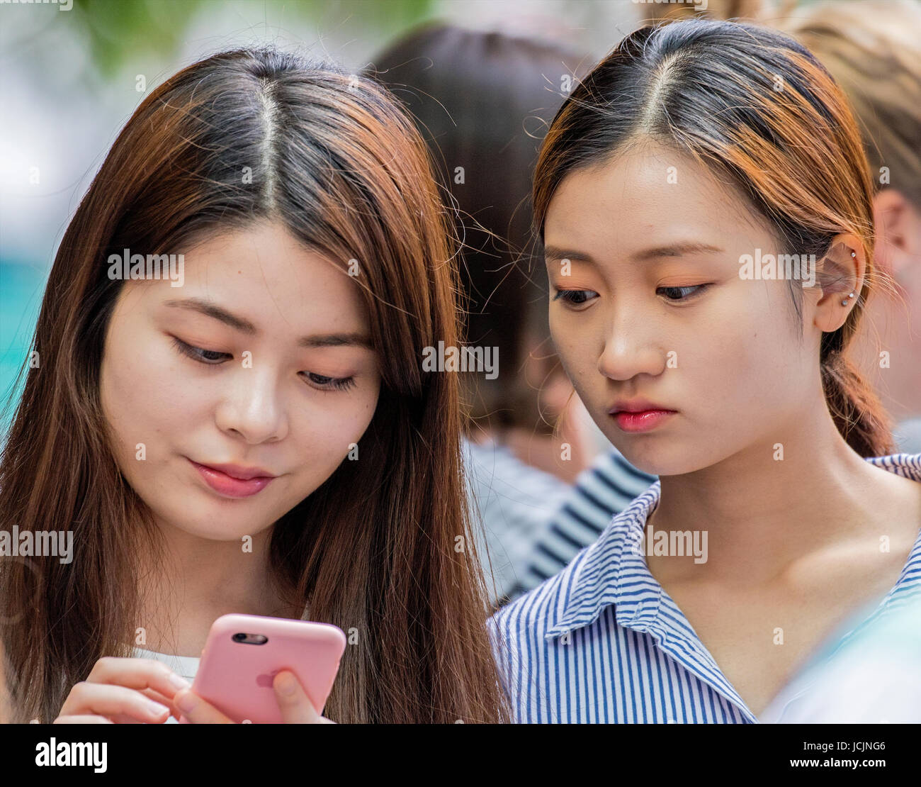 Frau / Mädchen mit Smartphone Stockfoto