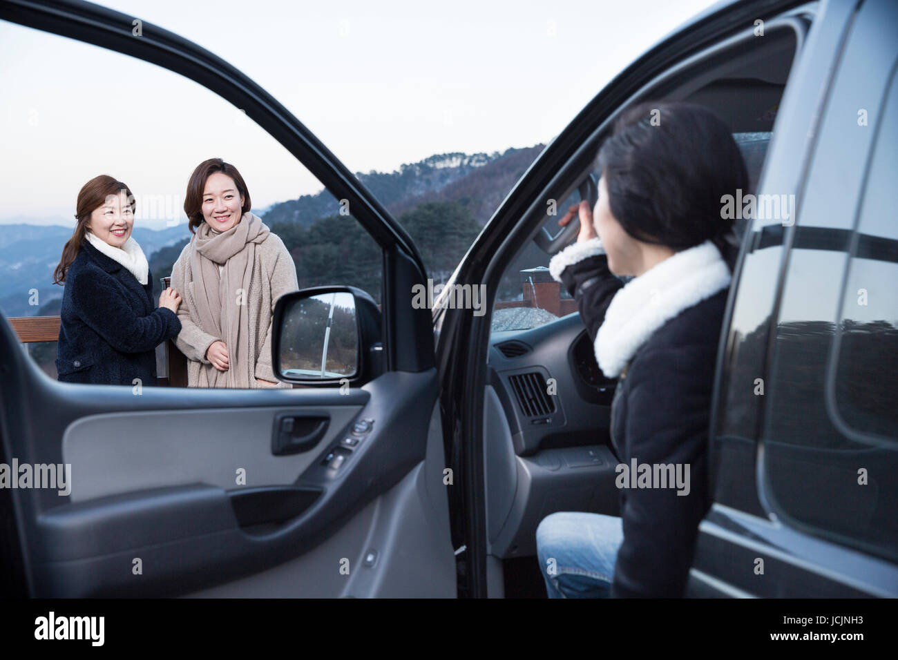 Drei im mittleren Alter Frauen, die im Winterurlaub in einem Auto Stockfoto