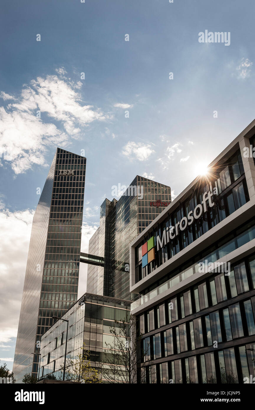 Microsoft Deutschland, Unternehmenszentrale, hinten Highlight Towers mit IBM und Fujitsu Hauptsitz, Schwabing, München, Bayern Stockfoto
