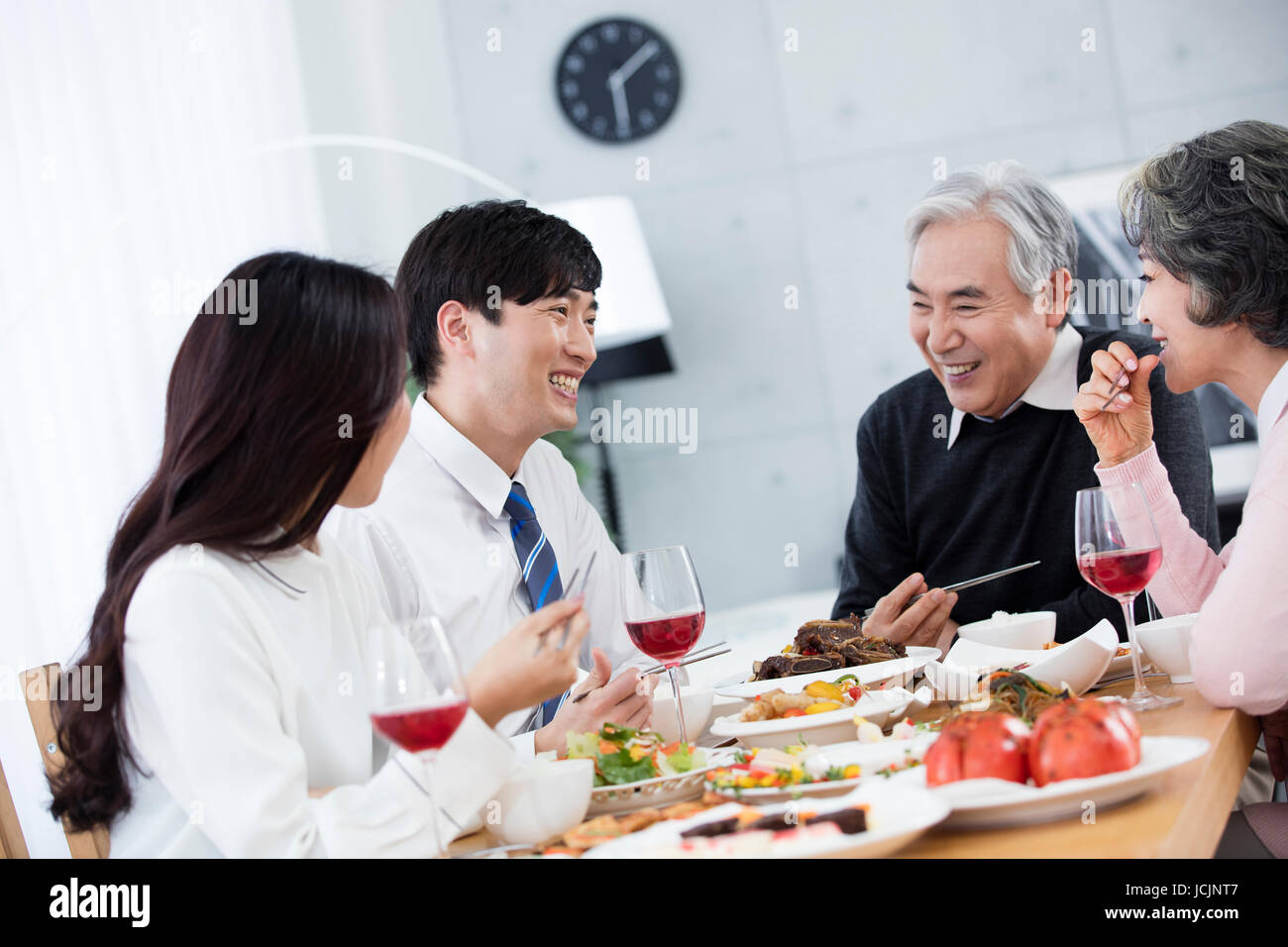Porträt des Lächelns älteres Paar und ihren Sohn und Tochter Stockfoto