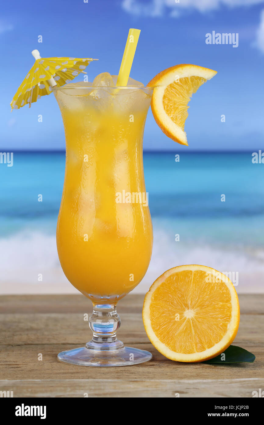 Orangensaft-Früchte-Cocktail bin Strand Und Meer Im Urlaub Stockfoto