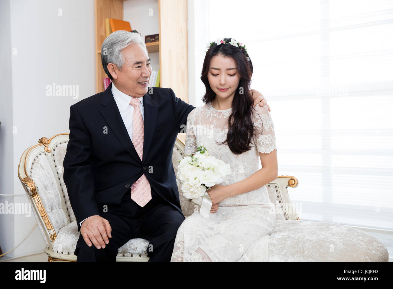 Liebender Vater ermutigt seine traurige Tochter zu heiraten Stockfoto