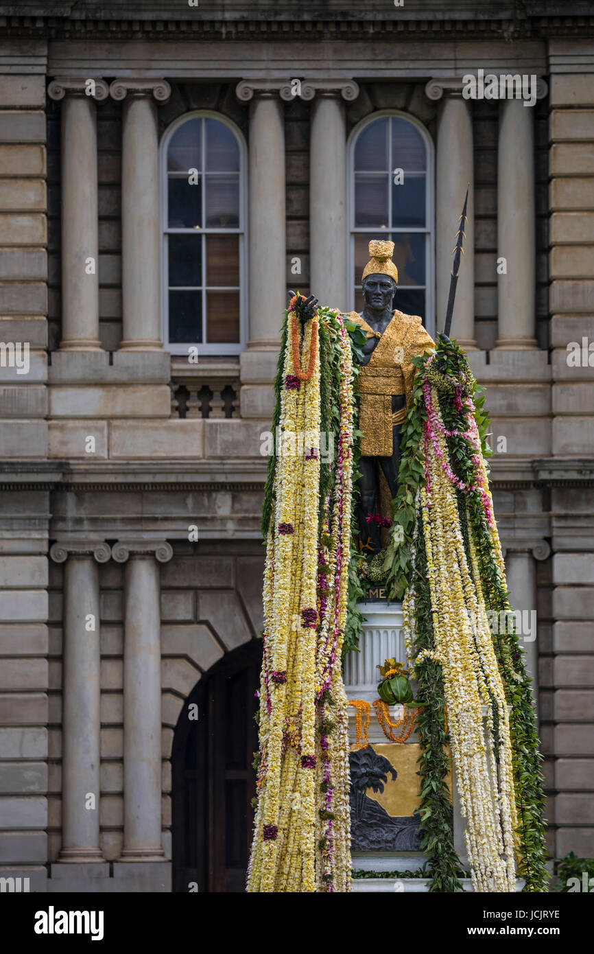 Ein Blick auf die Kamehameha Statue vor dem obersten Gerichtshof in Hawaii. Stockfoto