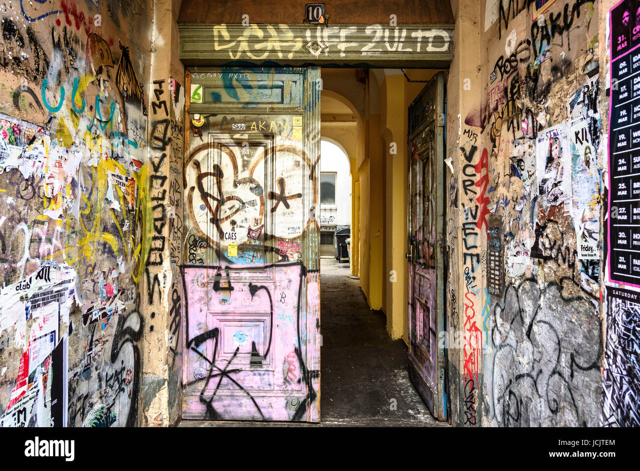 Streetart-Graffiti auf hölzerne Tür und Wand in Berlin Deutschland Stockfoto