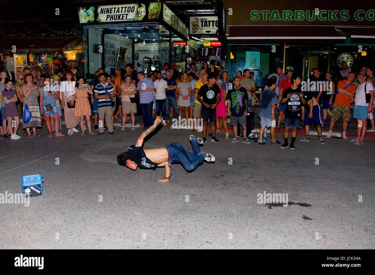 Phuket, Thailand, 27. Januar 2017: Ein junger Mann tanzt vor dem Publikum auf Bangla Road. Stockfoto