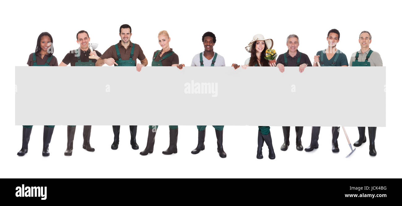 Glückliche Gruppe von Gärtner Arbeiter mit Plakat Over White Background