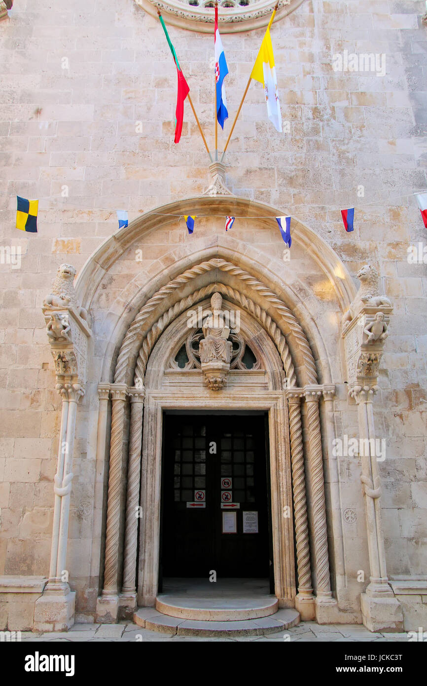 Kathedrale von Saint Mark Tor in der Altstadt von Korcula, Kroatien. Korcula ist eine historische Festungsstadt an der geschützten Ostküste der Insel Korcul Stockfoto