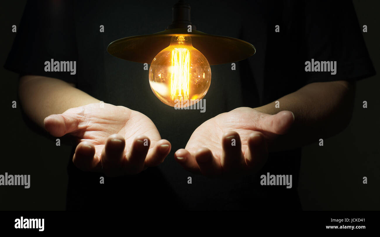 Geschäftsmann helle Idee halten in der hand. Stockfoto