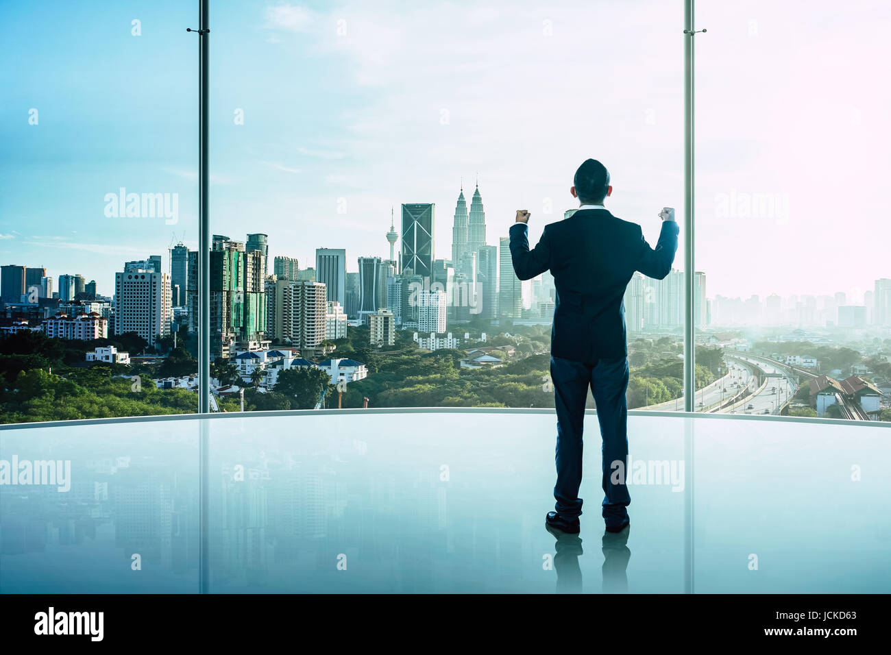 Der Geschäftsmann war sehr aufgeregt in das Büro mit modernen Annehmlichkeiten. Stockfoto