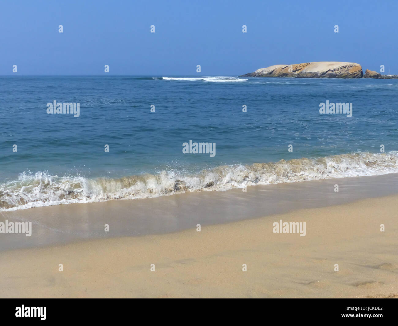 Sandigen Strand von Punta Hermosa in Peru. Punta Hermosa ist ein beliebter Badeort unweit von Lima. Stockfoto