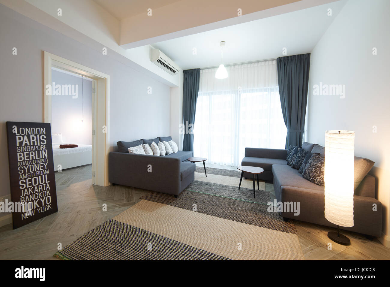 KUALA LUMPUR, MALAYSIA - 23. März 2017: Gemütliches Wohnzimmer im Ornat Dienstwohnung, Regalia Dienstwohnung ist Kuala Lumpurs neuester städtischste Stockfoto