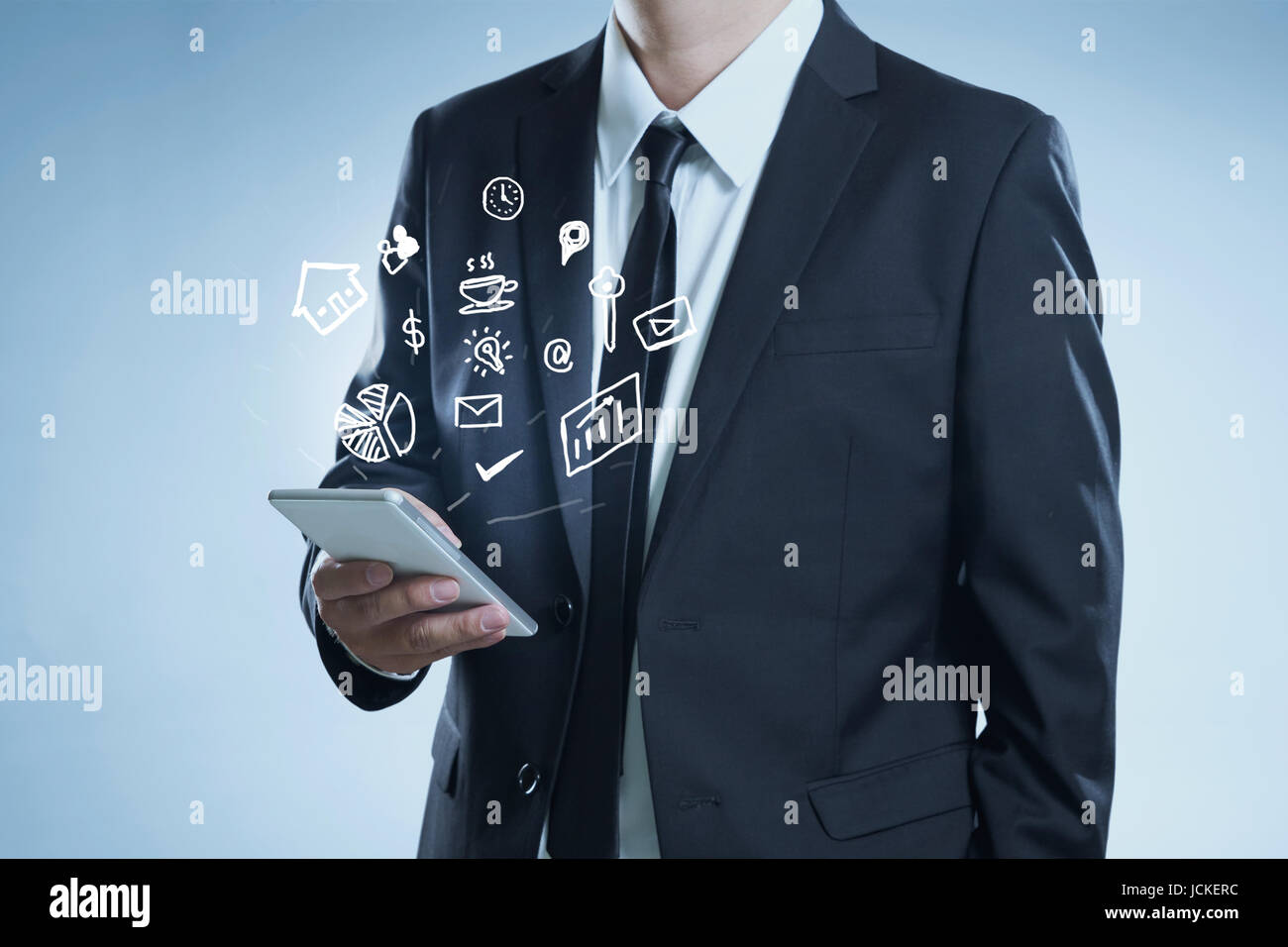Erfolgreicher Geschäftsmann mit Hand Telefonsteuerung über alltägliche Aufgaben Konzept Symbole in ihrer Hand-Telefon. Stockfoto