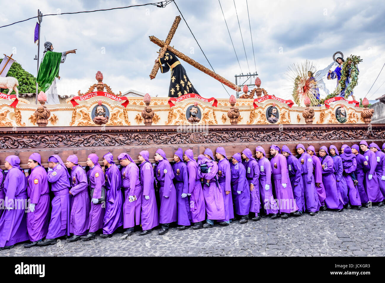 Antigua, Guatemala - 13. April 2017: gründonnerstag Prozession in der Stadt mit dem berühmtesten Feierlichkeiten zur Karwoche in Lateinamerika Stockfoto