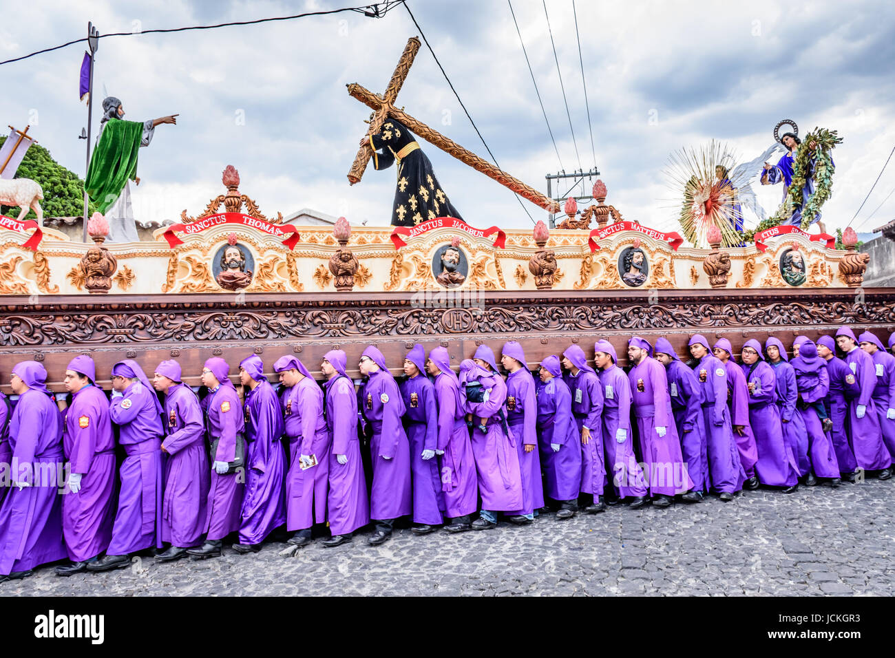 Antigua, Guatemala - 13. April 2017: Gründonnerstag Prozession in der Stadt mit den berühmtesten Karwoche in Lateinamerika Stockfoto Antigua, Guatemala - 13. April 2017: Gründonnerstag Prozession in der Stadt mit den berühmtesten Karwoche in Lateinamerika Stockfoto