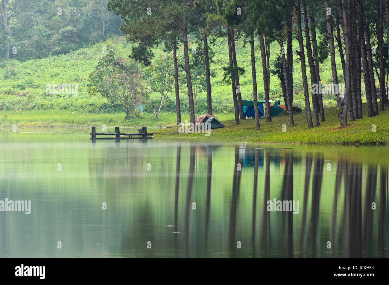 Morgen Atmosphäre Campingplatz an einem See im Wald bei Pang Ung Nationalpark Mae Hong Son Provinz, Thailand Stockfoto