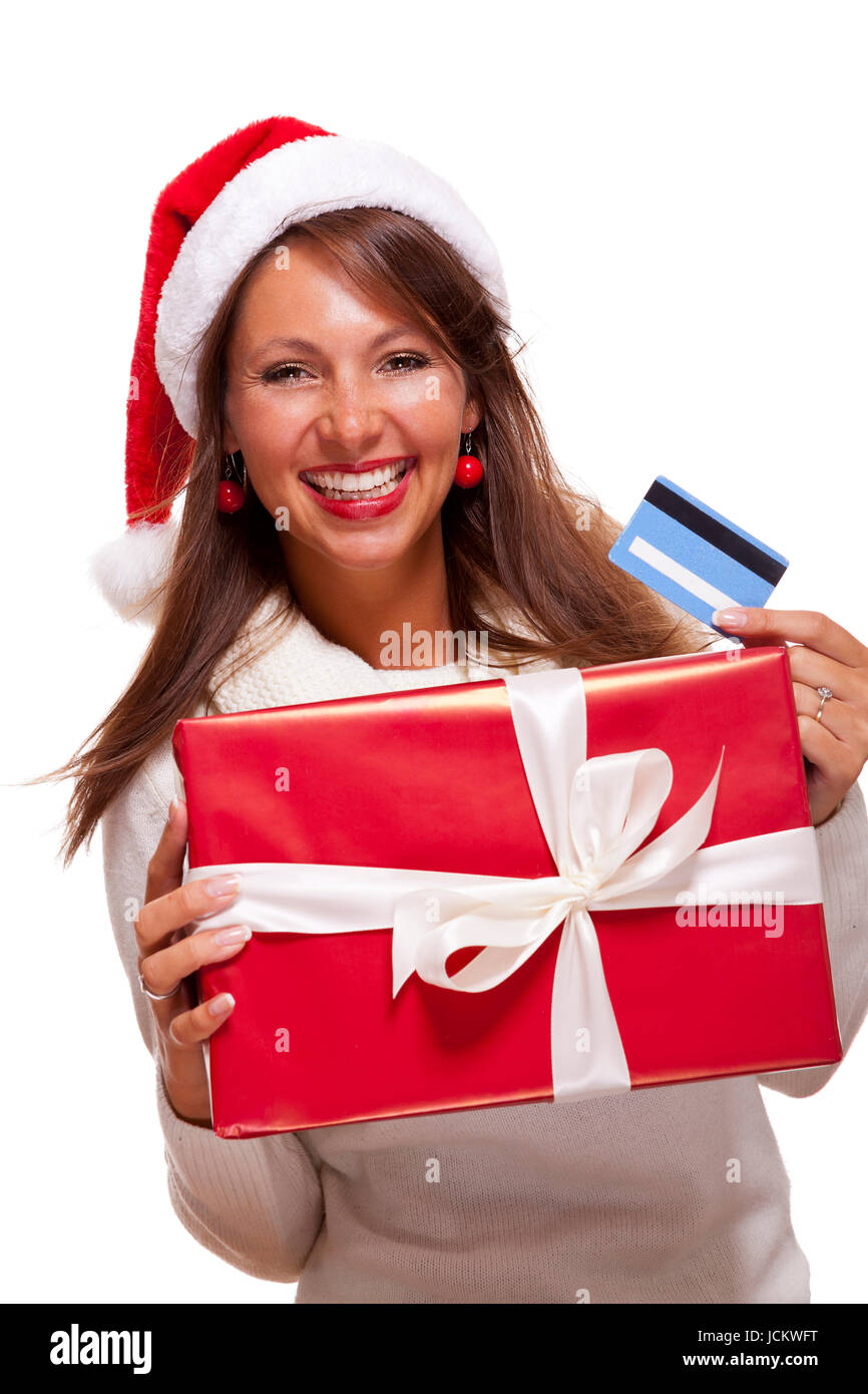 Anziehend-Frau Mit Roter Nikolausmütze Mit Einem Großen Roten Weihnachtsgeschenk Und Bank-Karte Kreditkarte Isoliert Auf Weiß Freisteller Textfreiraum Stockfoto