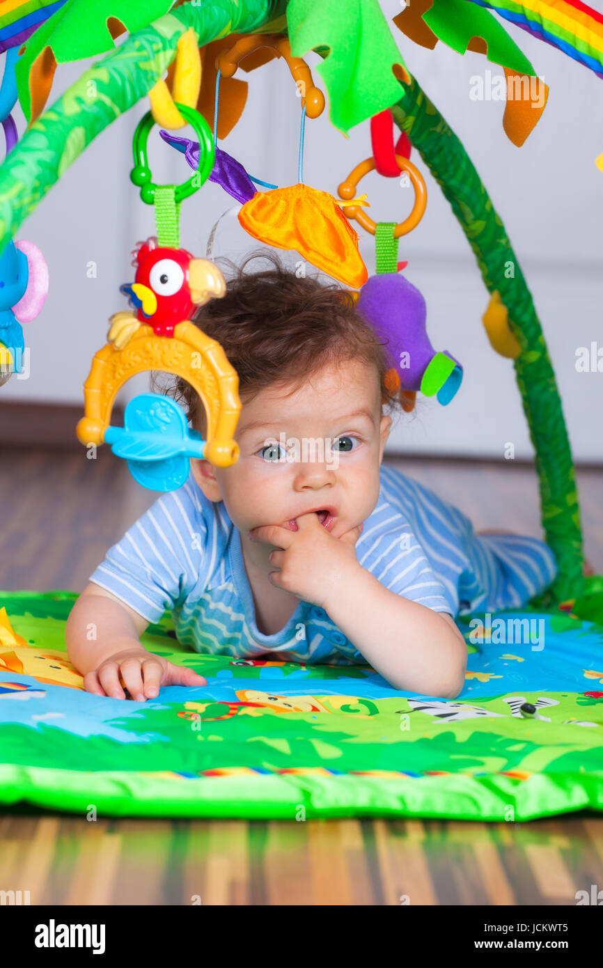 Porträt eines glückliche 6 Monate alten Baby jungen Zeitpunkt Bauch auf die Spiel-Fitness-Studio. Stockfoto