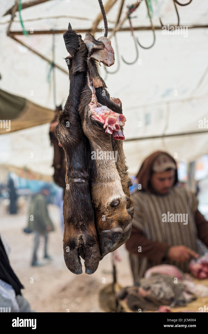 Metzger stehen in einem traditionellen Landschaft Markt in Marokko Stockfoto