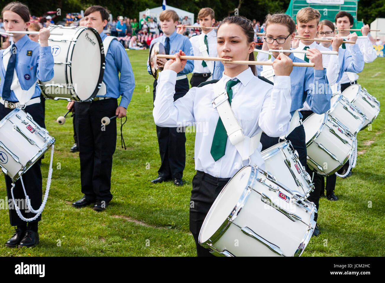 England, Coxheath. Welt Custard pie Meisterschaften. Teenager Brass Band auf Parade, Schlagzeuger. Schwerpunkt auf Teenager Frau Drummer. Stockfoto