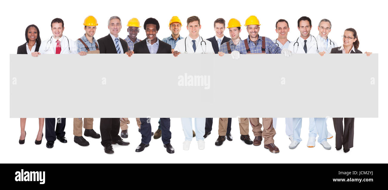 In voller Länge Portrait von lächelnden Menschen mit verschiedenen berufen, die mit leeren Plakatwand über weißem Hintergrund Stockfoto