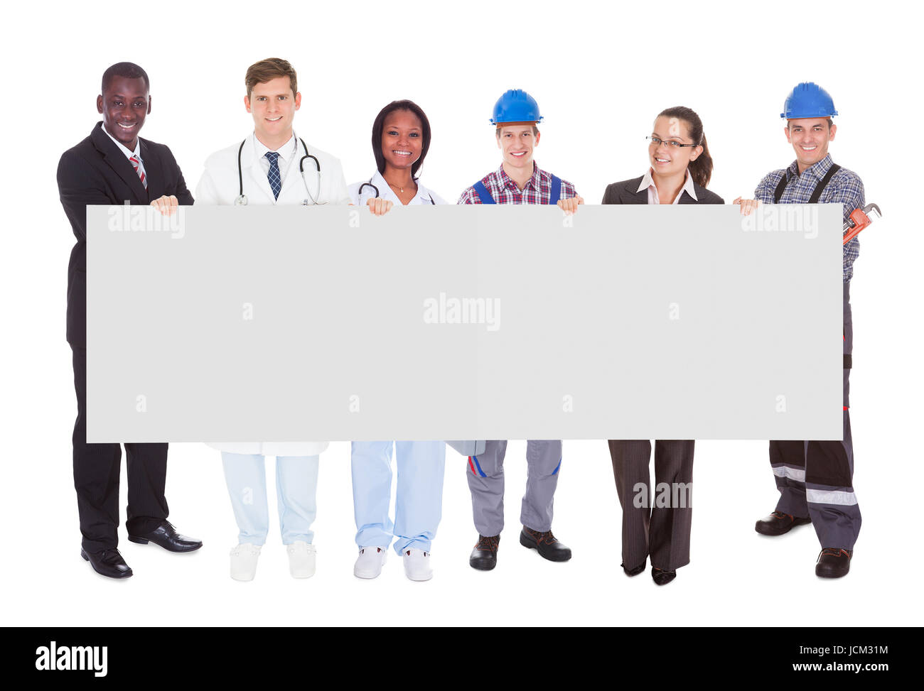 In voller Länge Portrait von lächelnden Menschen mit verschiedenen berufen, die mit leeren Plakatwand über weißem Hintergrund Stockfoto