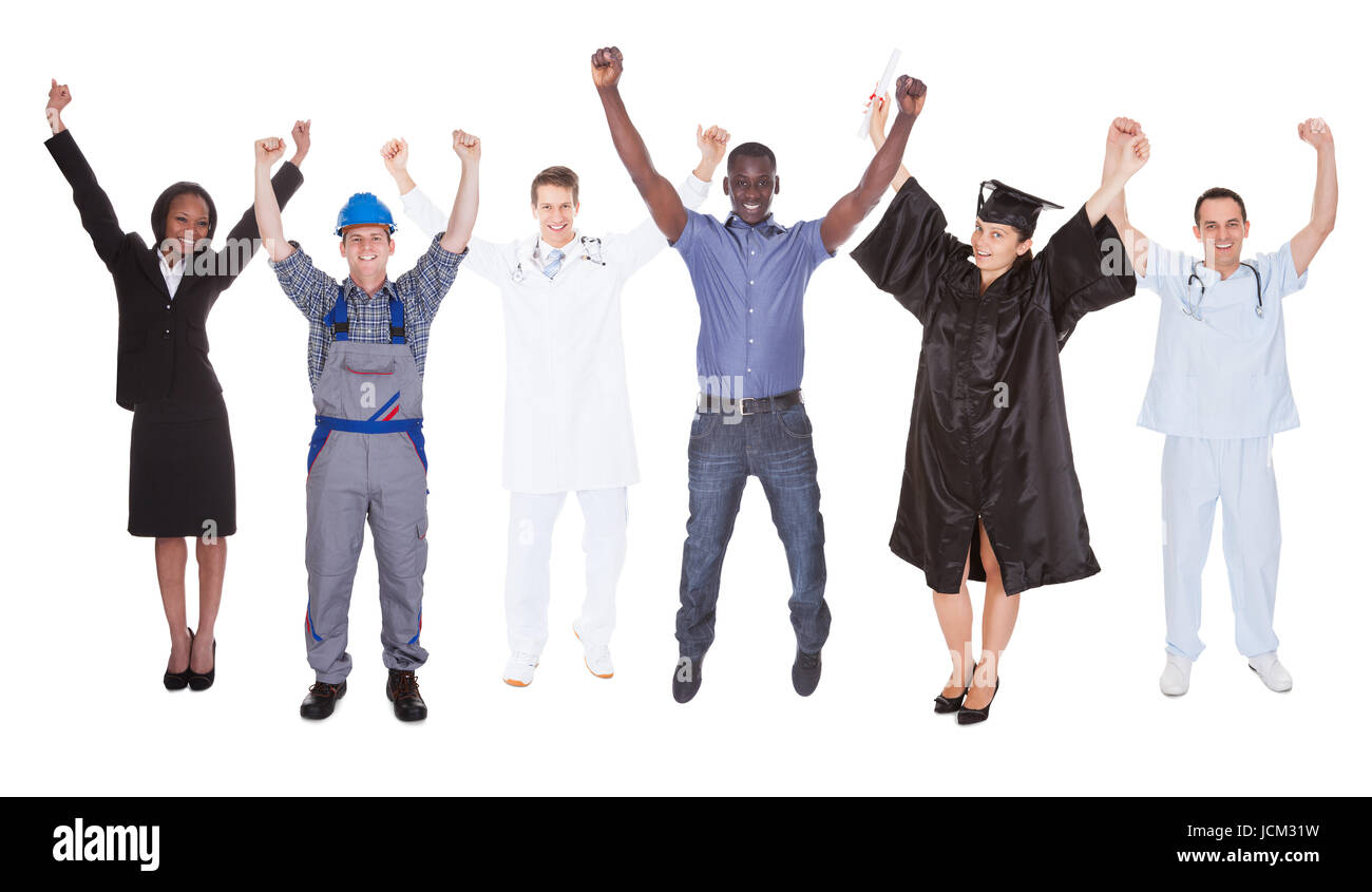 Voller Länge begeistert Menschen mit unterschiedlichen Berufen stehen vor weißem Hintergrund Stockfoto