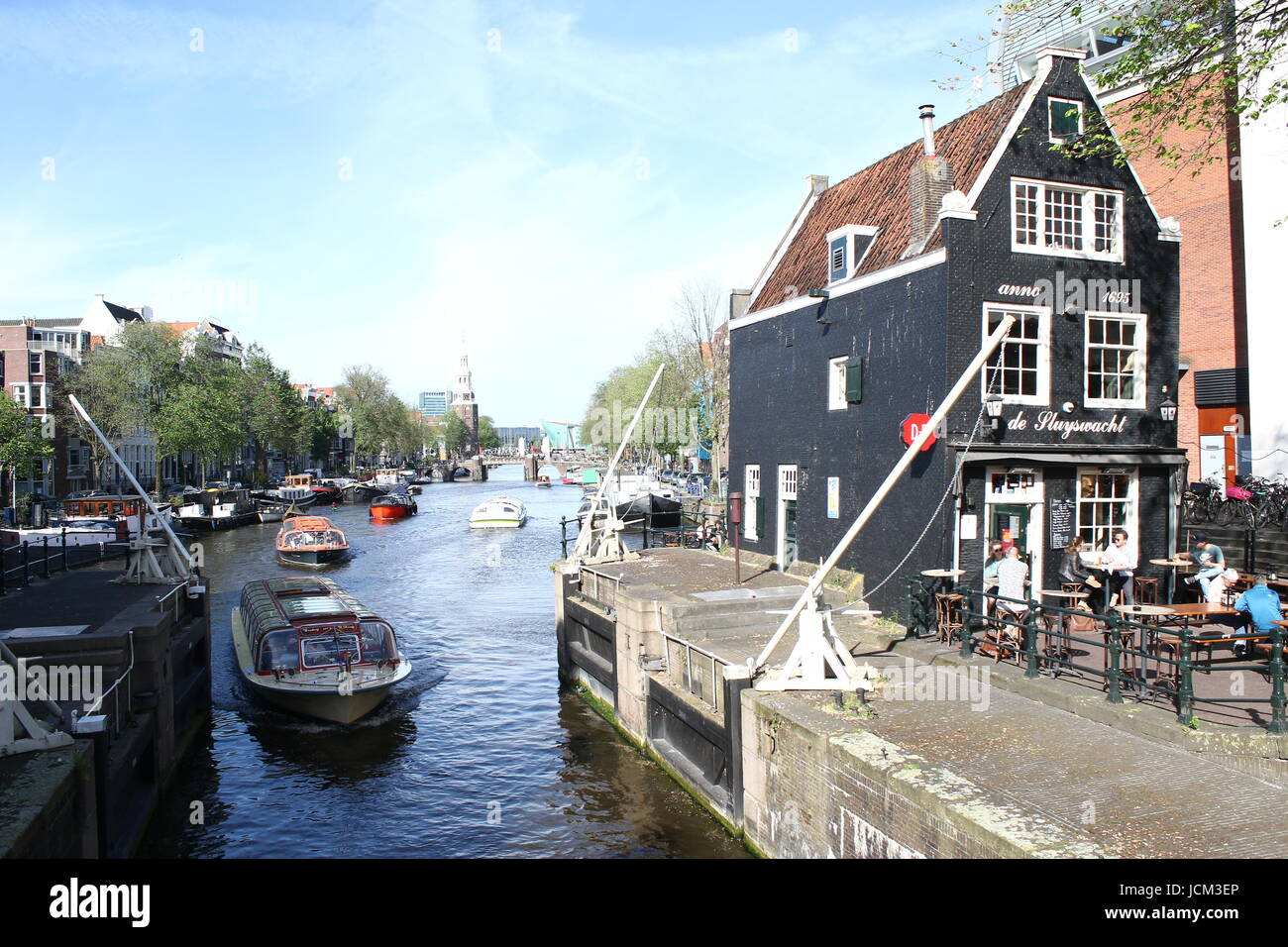 Anfang des 17. Jahrhunderts Sint Antoniesluis Sperre zwischen Zwanenburgwal & Oudeschans canal, Amsterdam, Niederlande, mit Café De Sluyswacht (Goslerhuisje). Stockfoto