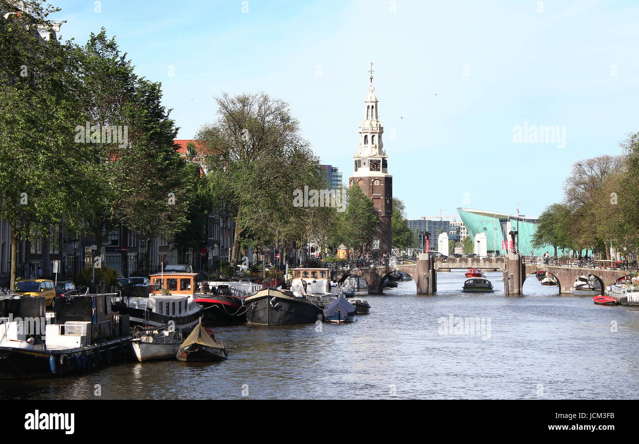 Oudeschans Kanal, Amsterdam, Niederlande, auf der Suche nach Montelbaanstoren und Science Center NEMO. Stockfoto