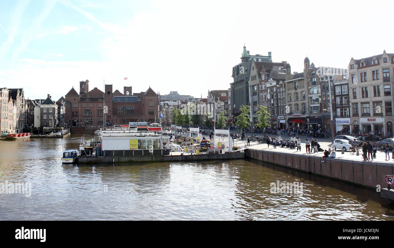 Kanal-Boot-Unternehmen am Damrak Hafen, Innenstadt von Amsterdam, Niederlande. Von Prins Hendrikkade gesehen. (Stich von 2 Bildern) Stockfoto