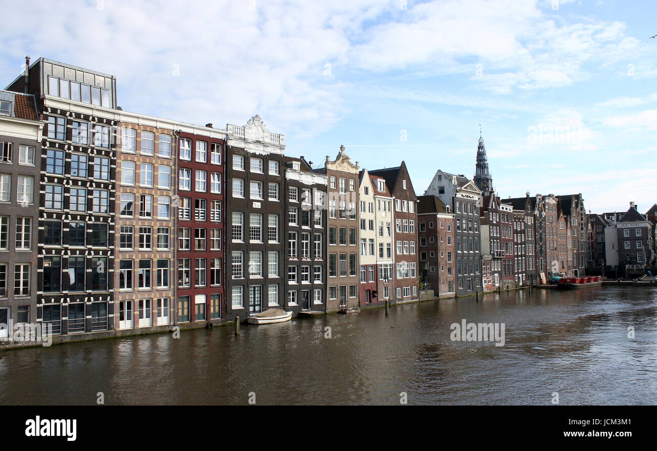 17. Jahrhundert am Wasser Häuser zwischen Warmoesstraat und Damrak Kanal, zentrale Amsterdam, Niederlande. (Gesehen vom Damrak). Stockfoto
