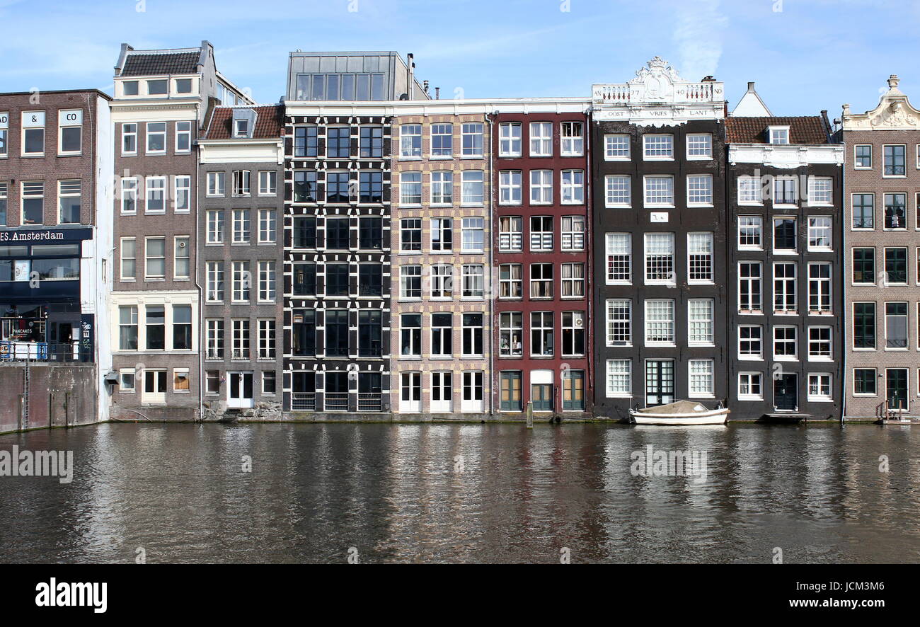 17. Jahrhundert am Wasser Häuser zwischen Warmoesstraat und Damrak Kanal, zentrale Amsterdam, Niederlande. (Gesehen vom Damrak). Stockfoto