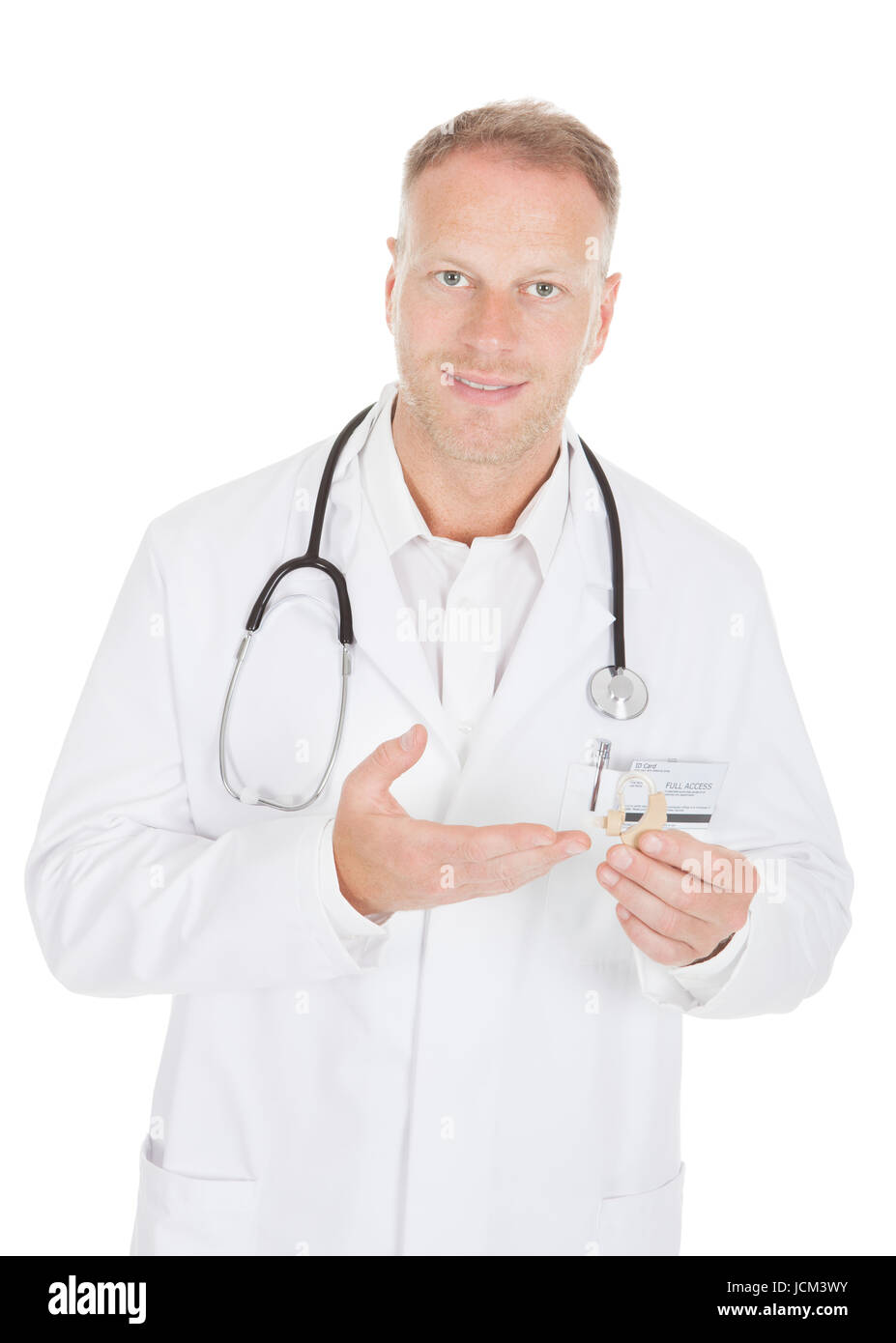 Porträt von zuversichtlich Mitte Erwachsenen Arzt modernen Hörgerät Haltevorrichtung auf weißem Hintergrund Stockfoto