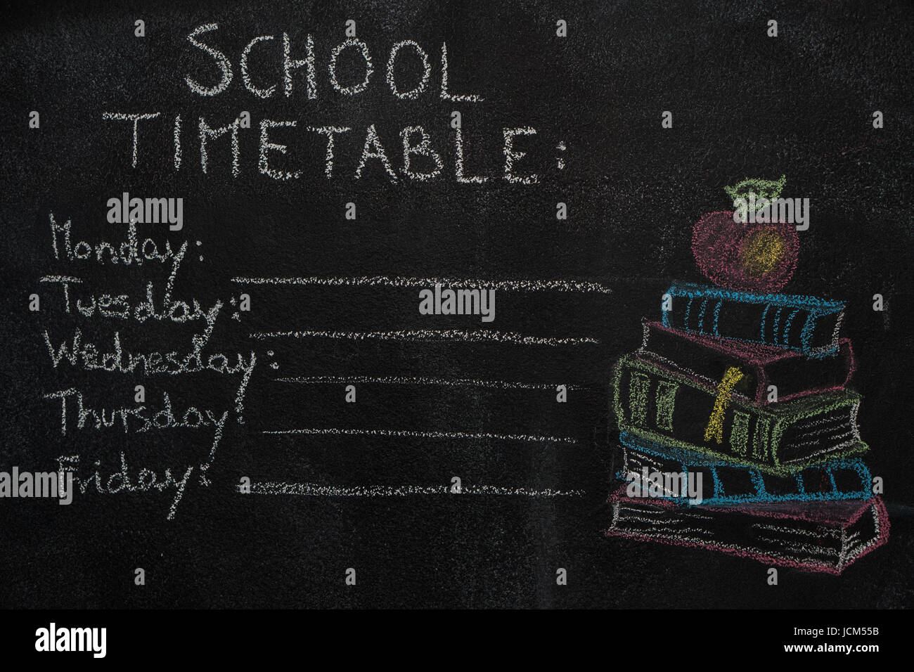 Stundenplan und Stapel Bücher mit Apple mit Kreide auf die Tafel gezeichnet. Bildung, Schulkonzept Stockfoto