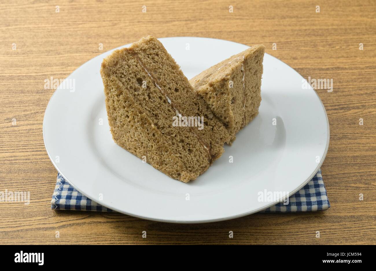 Snack und Dessert, Kaffee Chiffon Kuchen mit Butter, Eiern, Zucker, Mehl, Backpulver und Aromen auf einem weißen Teller. Stockfoto