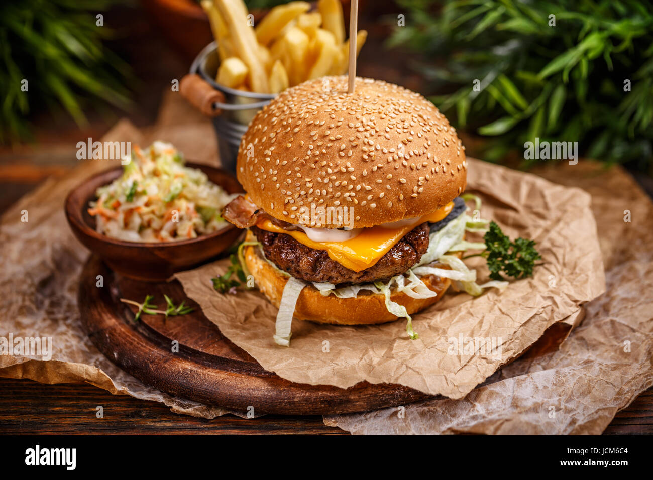 Käse-Burger mit gegrilltem Fleisch, Käse und Kohl auf Kraftpapier Stockfoto