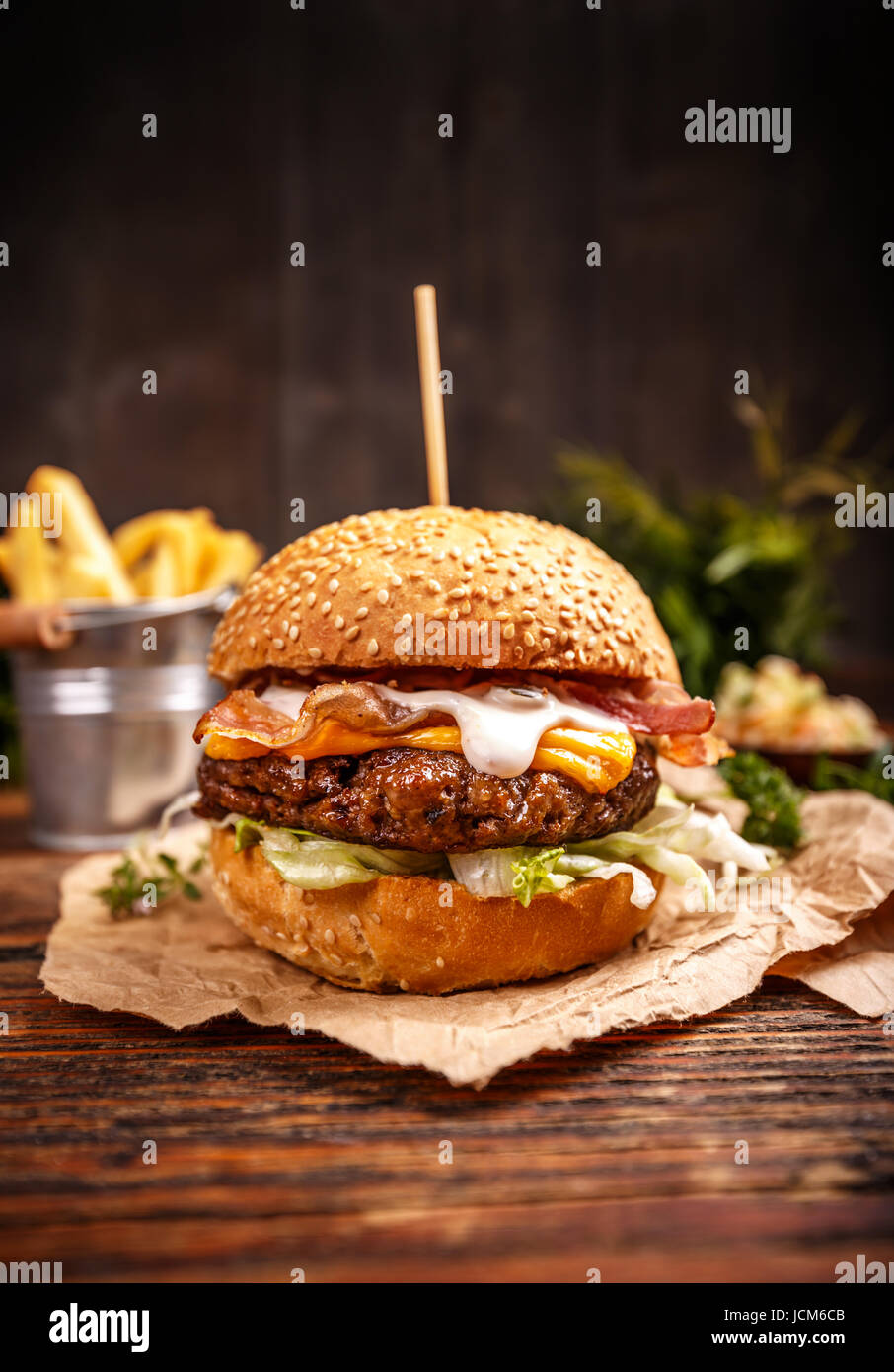 Leckeren Hamburger serviert auf Vintage Holz-Hintergrund Stockfoto