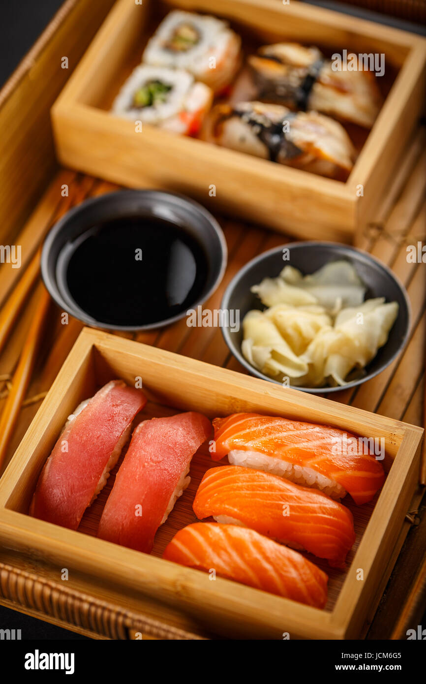 Sashimi Sushi set mit Soja und Ingwer Stockfoto